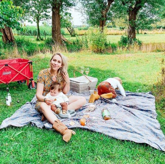 Saskia op een picknick kleedje met kind